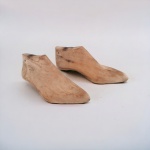 Antigo par de formas para sapatos em madeira. Med.: 26 cm x 11 cm de altura