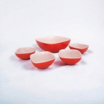 PYREX USA - Conjunto de sobremesa com 5 peças na cor vermelho, interior branco opalinado. Marca de fabricação ao fundo. Med.: Maior: 23 cm de diâmetro x 8 cm altura; Menor: 12 cm de diâmetro x 4,5 cm altura