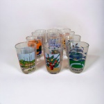 COLECIONISMO - 12 copos em vidro com decoração diversa, coleção Artistas Brasileiros . Med.: 10 cm 