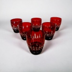 Jogo de 6 copos de aperitivo em cristal double vermelho lapidado. Med.: 7 cm de diâmetro x 8,5 cm de altura. *1 possui mínimo bicado.
