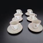 Real - Conjunto de 6 xícaras de café em porcelana Real branca, filetes e monograma em dourado. Med.: Xícara 5,5 cm de diâmetro x 5,5 cm de altura