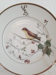 MAUÁ - Pandant de pratos decorativos em porcelana Mauá com linda e delicada pintura á mão de pássaros e flores, filetes e monograma em dourado. Med.: 18 cm de diâmetro