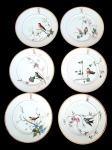 MAUÁ - Conjunto com 6 pratos rasos em porcelana Mauá com linda e delicada pintura á mão de pássaros e flores, filetes e monograma em dourado. Med.: 24 cm de diâmetro