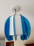 Luminária de teto em acrílico nas cores azul e branco, para 1 lâmpada. Brasil, anos 60/70. Med.: 25 x 25 cm.