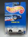 Ferrari F40 Branca-  Hot Wheels Escala Aprox 1/64 miniatura em metal diecast. Possui Blister. Carro