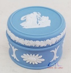 Colecionismo: Caixa miniatura, porcelana Wedgwood, azul e branca, decoração Cena mitológica em relev