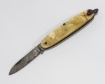 Antigo Canivete da marca CORNETA com cabo madre pérola/ celuloide, medindo 12,5cm aberto. Lâmina em