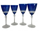 Quatro taças em fino cristal europeu doublê azul, duas para água e duas para vinho. Taças para água: