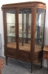 BELA E ANTIGA CRISTALEIRA - estilo europeu - em madeira - possui partes marchetadas - vidros origina