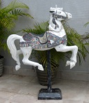 Linda peça, Cavalo em madeira esculpida, pintada,com base, medindo 155x110x24cm. - 32622