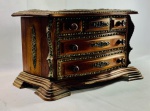 PORTA JOIAS - Requintado e antigo porta joias  no formato de uma comoda no estilo Dom Jose, em madei