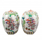 Par de potiches de porcelana chinesa, séc. XX, sextavados, decorados em cada face com diferentes cen
