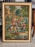 Bela e grande tapeçaria bordada á mão representando a imagem de cenas galantes emoldurada com moldur