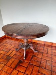 MOBILIÁRIO - Antiga mesa de jantar redonda em Jacarandá, elástica, tampo folheado. Med. 70x144 cm e fechado 78x110 cm. Marcas do tempo.