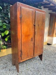 MOBILIÁRIO - Antigo armário Mineiro em madeira nobre, 2 portas, prateleiras internas. Med. 191x112x48 cm. Marcas do tempo e de uso. Todo em madeira maciça.