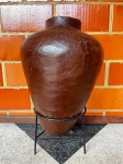 DIVERSOS - Grande jarro em cerâmica com base em ferro. No estado. Med. 75x50  cm.