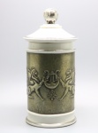PORCELANA LIMOGES - Belo pote de farmácia em fina porcelana branca, forrada em metal prateado, decorado com relevo com seres mitológicos. Alt. 25 cm.