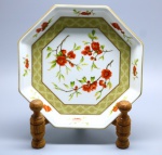 VISTA ALEGRE - Delicada petisqueira em porcelana branca decorada com policromia floral e filete dourado. Med. 22 cm.