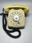 COLECIONISMO - Antigo telefone de mesa com fio, da década de 70, ERICSON. Med. 12x12x20 cm. Trincado na parte traseira.