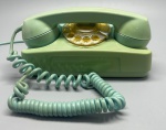COLECIONISMO - Antigo telefone de mesa com fio, da década de 70, GTE. Med. 12x21x10 cm.