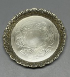 PRATA DE LEI - Pequena salva em prata de lei, lavrada e cinzelada, contrastada, teor 800 mls. Dia. 8,5 cm e peso 62 grs.