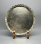 PRATA DE LEI - Pequena salva em prata de lei, lavrada e cinzelada, galeria vazada, contraste P COROA