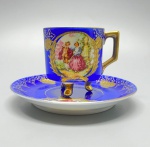 PORCELANA - Linda xícara café de coleção em porcelana, Japonesa, cor predominante azul, detalhes dourados e cena galante.