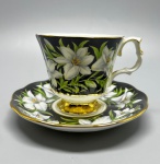 PORCELANA - Linda xícara café de coleção em fina porcelana, inglesa, cor predominante preta com flores policromada e farta douração.