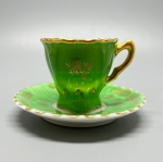 PORCELANA - Linda xícara café de coleção em fina porcelana, nacional, cor predominante verde com detalhes dourados.