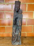 ARTE POPULAR - Bela e antiga escultura esculpida em Pinho de Riga, ricamente entalhada, representando NOSSA SENHORA COM MENINO. Med. 92x21x22 cm. Marcas do tempo e de uso.