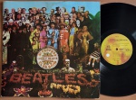 The Beatles  Sgt. Pepper's Lonely Hearts Club Band LP Brasil Gatefold 70's Bom Estado.  LP Edição Brasileira 70's Odeon Records selo amarelo.  Capa em estado REGULAR com severos  danos no meio do Gatefold, amassos e manchas. Disco em bom estado com riscos superficiais.