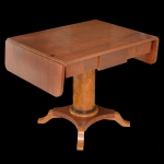 Mesa estilo Biedermeier, do tipo Drop leaf, em madeira clara, provavelmente bétula, com tampo retangular bordado por abas reclináveis. Saia reta realçada por gaveta ao centro. Coluna central lisa ornada em rádica, apoiada em anelados sobre base quadrangular recortada, sustentada por pés recurvos e inclinados. 75 x 85 x 70 cm (fechada). 75 x 135 x 70 cm (aberta). A retirada deste lote deverá ser feita na Rua da Consolação, SP com a orientação da organizadora do leilão, nos horários e dias a ser combinado com a Eliane no telefone de nosso escritório 11.5044.1228