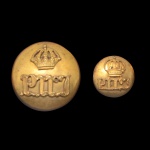 D. PEDRO II  Dois botões em metal dourado, de formato semiesférico, de tamanhos diferentes. Apresentam em alto relevo as iniciais P II sob coroa. 2 cm maior / 1 cm menor.