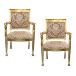 Par de cadeiras de braços, estilo Império, em madeira com folhas de ouro. Encostos retangulares com