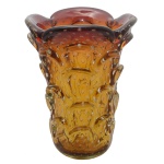 Vaso em vidro artístico de Murano, soprado com nuances das tonalidades âmbar lavrados em bulicante, com bordas onduladas. 32 x 24 cm.