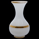 Vaso de formato balaústre em opalina francesa leitosa, ornamentado por filetes e faixas douradas e lisas. Bojo abaulado, encimado por gargalo em corneta, apoiado em base circular. 31 x 16 cm.