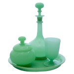 "Service de Nuit" - Conjunto para noite em opalina francesa de cor verde, com leves resquícios de douração. Constando de: prato circular com borda revirada (25 cm), perfumeiro de gargalo alongado (25 x 12 cm), copo (11 x 6 cm) e pot à coton (11 x 11 cm),