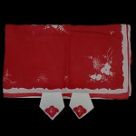 Toalha para mesa de jantar para ser usada no Natal em tecido vermelho com bordado medindo 346 x 160 cm. Acompanham guardanapos (40 x 40 cm).
