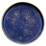 Prato em porcelana chinesa de formato circular. Apresenta decoração em ouro sobre fundo azul powder blue. 17 cm. Perfeito.
