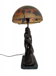 Luminária de mesa para uma lâmpada. Apresenta haste em petit bronze na forma de figura feminina e cúpula em pasta de vidro em tons de marrom. Assinado pelo artista brasileiro contemporâneo Luiz Octávio Ravagnani.