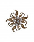 Conjunto de 12 anéis para guardanapo em zinco fosco no formato de flor com pérolas.
