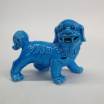 escultura oriental de cão de fó em porcelana azul,tamanho 7 cm x 13 cm, peso 135 gramas.