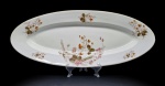 Barny & Rigoni, Limoges, França. Belíssima e pesadíssima travessa para pescados em porcelana branca com detalhes em flores e frutos. Medidas: 58 x 24 cm. Peso: 2500 g. Íntegra, sem bicados ou quebrados. Leia mais: Em 1898, após terem se separado de Langle, Barny e Rigoni continuam a explorar o negócio dito Le Pré des Bénédictins, localizado na Rue des 3 Châtains, 2 e 4, em Limoges. Durante o período, eles abrem uma loja em Paris. Em 1902 eles se instalam em novo endereço  Faubourg des Casseaux, 7, em Limoges -, e se associam a Martial Redon até 1914, quando a razão social muda para La Porcelaine Limousine. Em 1909 a Fábrica Le Pré des Bénédictins fecha suas portas. (Fonte: http://manufrancois.free.fr/index_fichiers/Page524.htm)