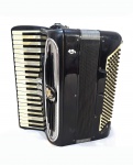 Excepcional acordeon italiano marca Giulietti modelo S.32. Teclado em segunda de voz, 3 registros. Baixaria com 2 registros e 120 baixos. 42,5  cm. 8,5 kg com as correias. Instrumento compacto, leve e super bem conservado, todo revisado e com pressão de fole. Segundo dono. Case incluído. Raridade. Frete grátis para a cidade do Rio de Janeiro.