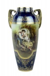 RS Suhl (Reinhold Schlegelmilch), Suhl, Alemanha, fabricação entre 1900 e 1917 C. Excepcional, raro e antigo vaso em porcelana decorada com cena romântica. Altura = 26 cm. Em ótimo estado de conservação. Leia mais em https://www.realorrepro.com/article/R.S.-PrussiaGermanySuhlPoland