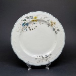 Fischer & Mieg, Pirkenhammer, Bohemia, fabricação entre 1893 e 1918. Raro prato em porcelana com decoração floral e detalhes em relevo. Diâmetro = 25 cm. Em ótimo estado de conservação.