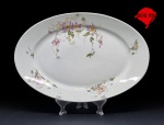 <b>(Atenção: a renda obtida com a venda deste lote será integralmente revertida para a reconstrução do Rio Grande do Sul).</b> J&M, B, Limoges, França. Antiga travessa oval em porcelana de Limoges com linda decoração floral irregular. Maior comprimenro = 39 cm. Marcada. Íntegra, sem bicados ou quebrados.