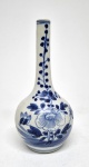 China, Dinastia Qing (1644-1912), século XIX. Graciosíssimo e raro vaso-garrafa em porcelana em branco e azul decorado com típicos motivos vegetalistas. Altura = 17 cm.