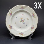 Carl Tielsch, Altwasser, Polônia, segunda metade do século XX. Conjunto composto de três pratos fundos de porcelana com decoração floral. Diâmetro = 24 cm.