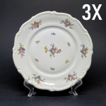 Carl Tielsch, Altwasser, Polônia, segunda metade do século XX. Conjunto composto de três pratos rasos de porcelana com decoração floral. Diâmetro = 24 cm.